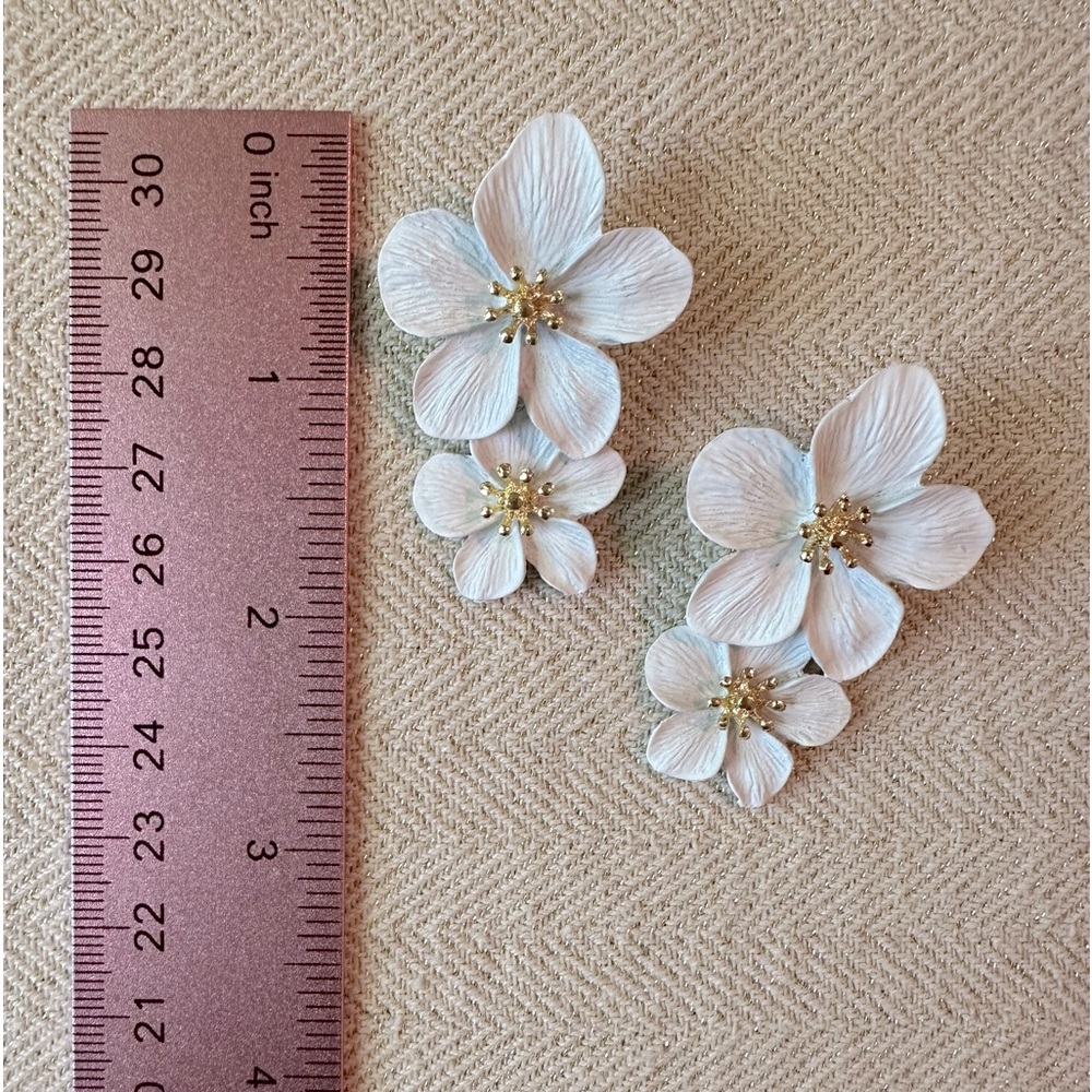 🦋White Dogwood Flower Statement Drop Earrings - Painted Resin Floral Design - Picture 5 of 6